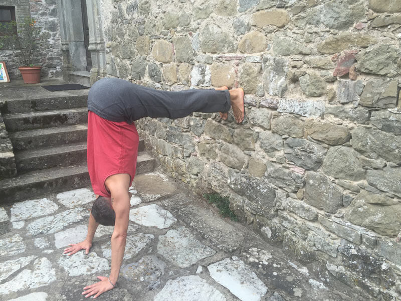 Yoga an der Wand