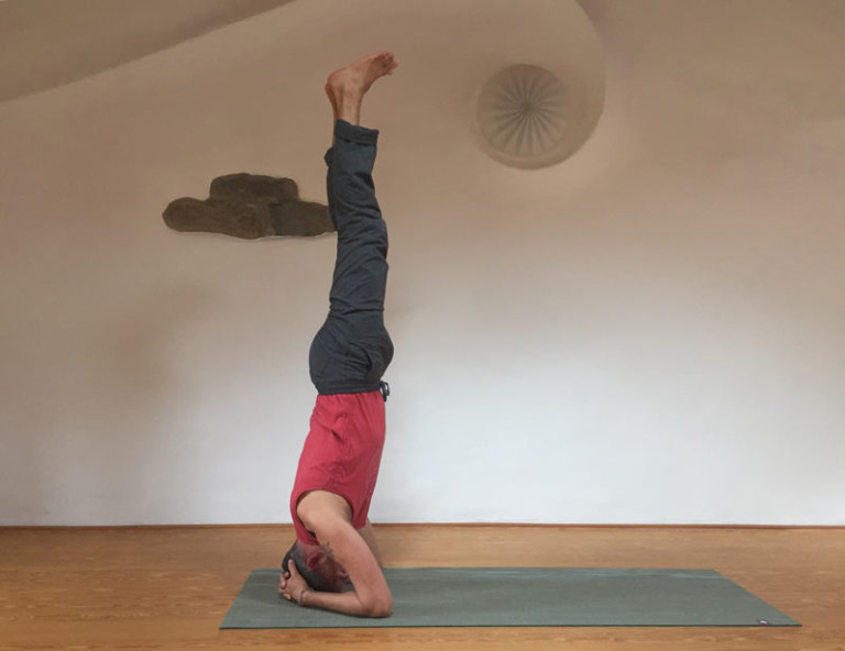Yoga Kopfstand Anleitung (Shirsasana) inkl. Vorübungen und Video