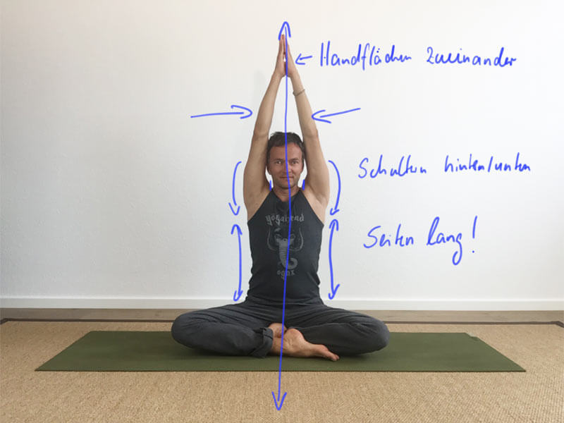 Yoga-Übungen für Schultern: Handballen zum Hinterkopf