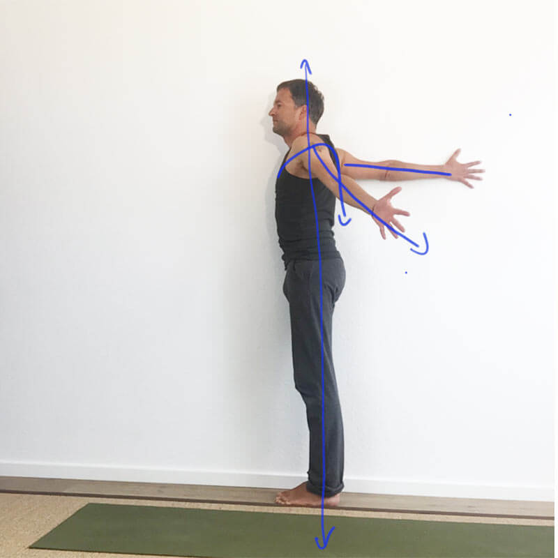 Yoga-Übungen für Schultern: Schulteröffnung an der Wand