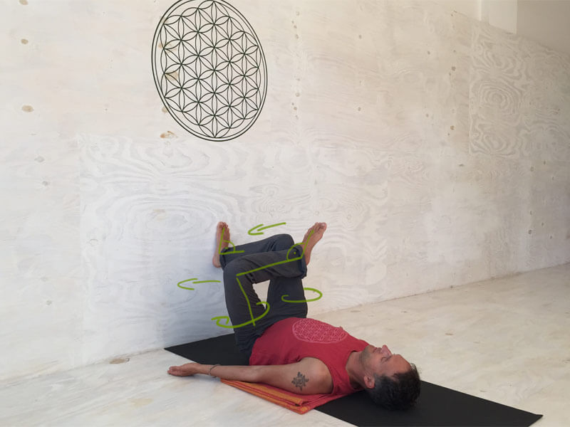 Yoga Übungen offene Hüften an der wand