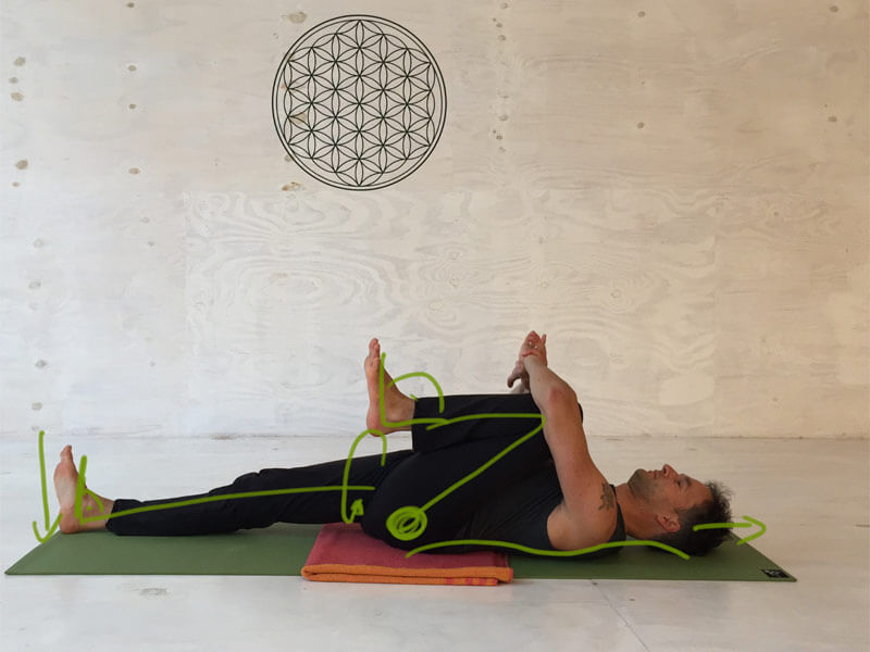 Yoga-Übungen gegen Rückenschmerzen - Knie Richtung Herz