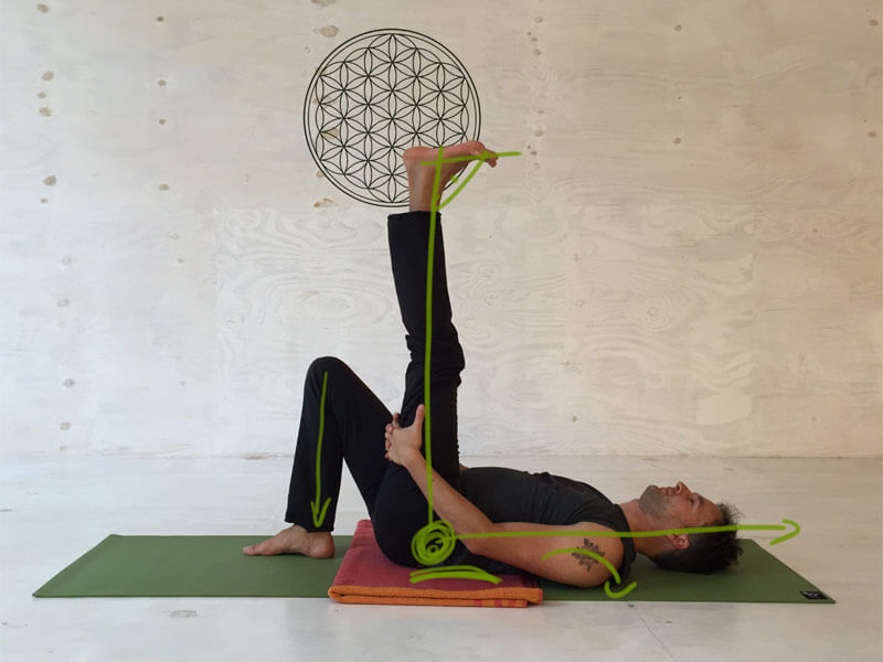 Yoga-Übungen gegen Rückenschmerzen - Supta Pandangusthasana mit angewinkelten Bein