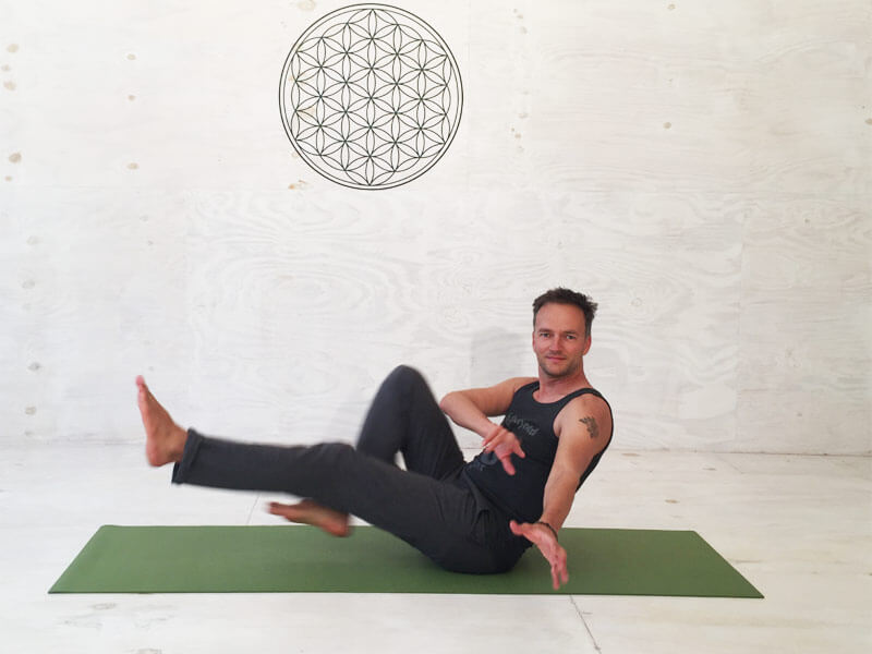 Yoga Übungen Bauchmuskeln dynamisch Bootshaltung