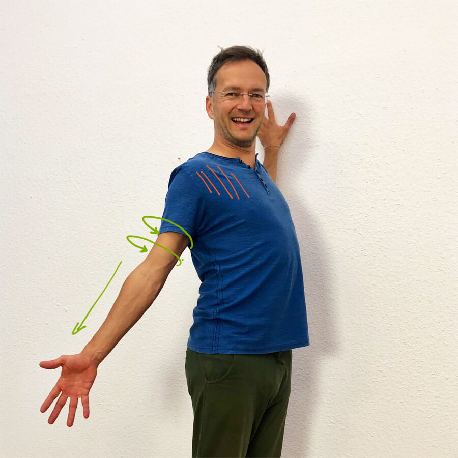 Pectoralis major dehnen - Yoga Übung an der wand