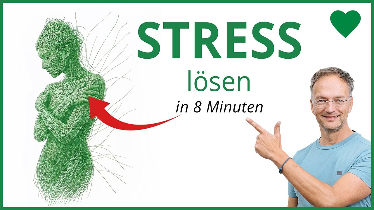Silvio umarmt sich selbst bei einer sanften Übung im Stehen gegen Stress